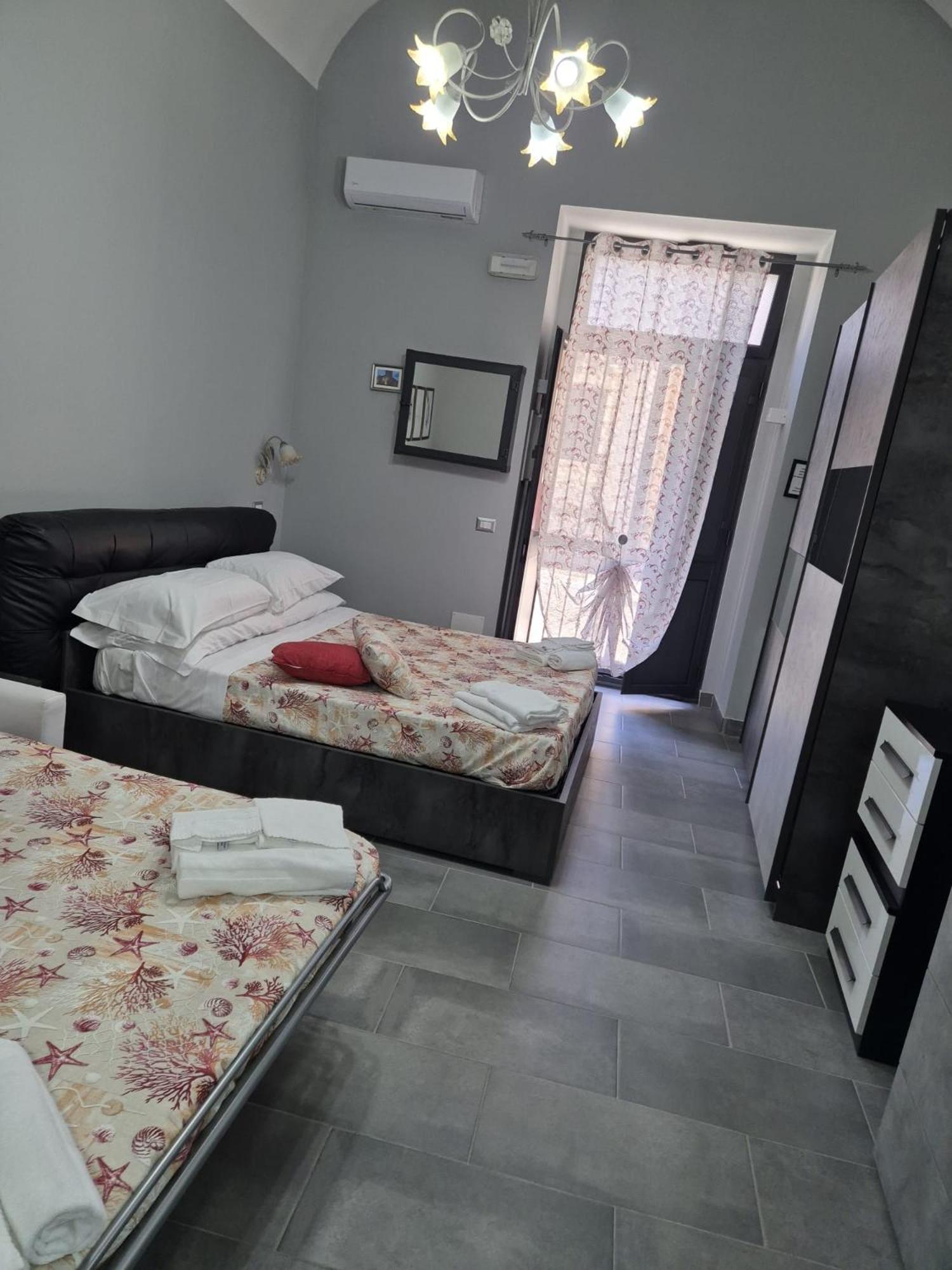 Queen'S Apartament คาตาเนีย ภายนอก รูปภาพ